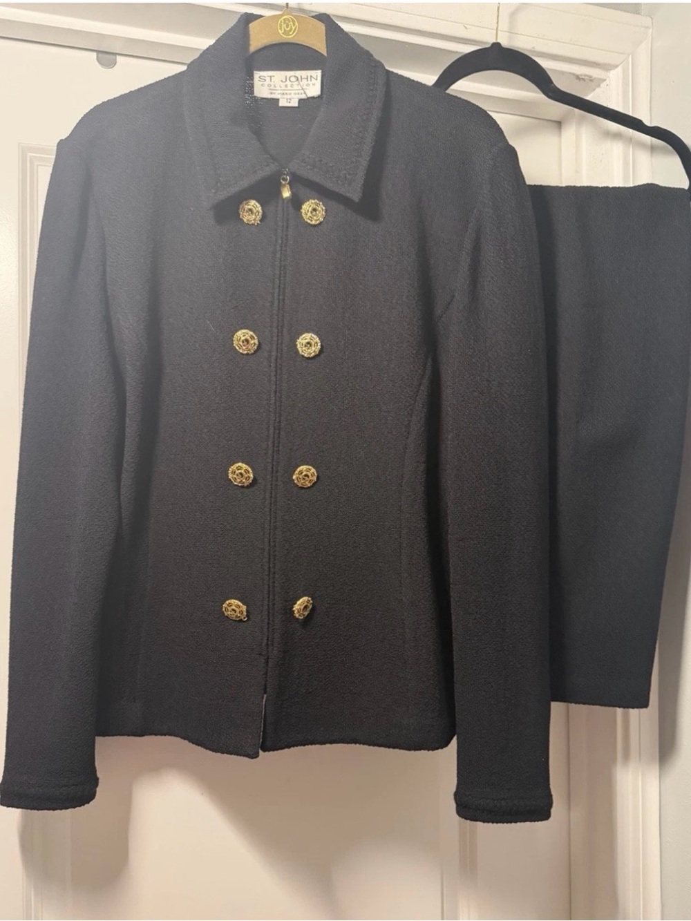 Women’s St. John beautiful size 12 Knit black suit so classic